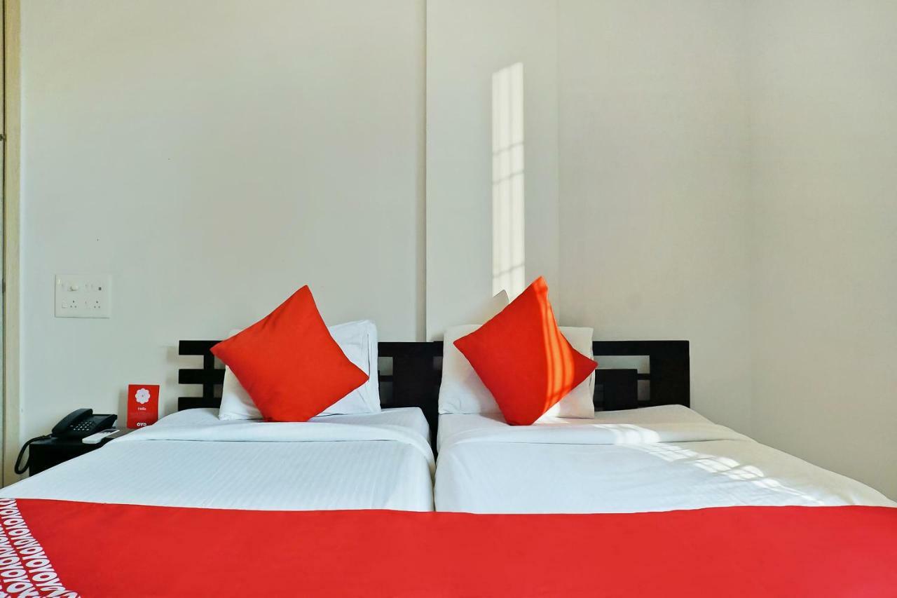 Oyo 12227 Hotel Resonare Baner Poona Buitenkant foto